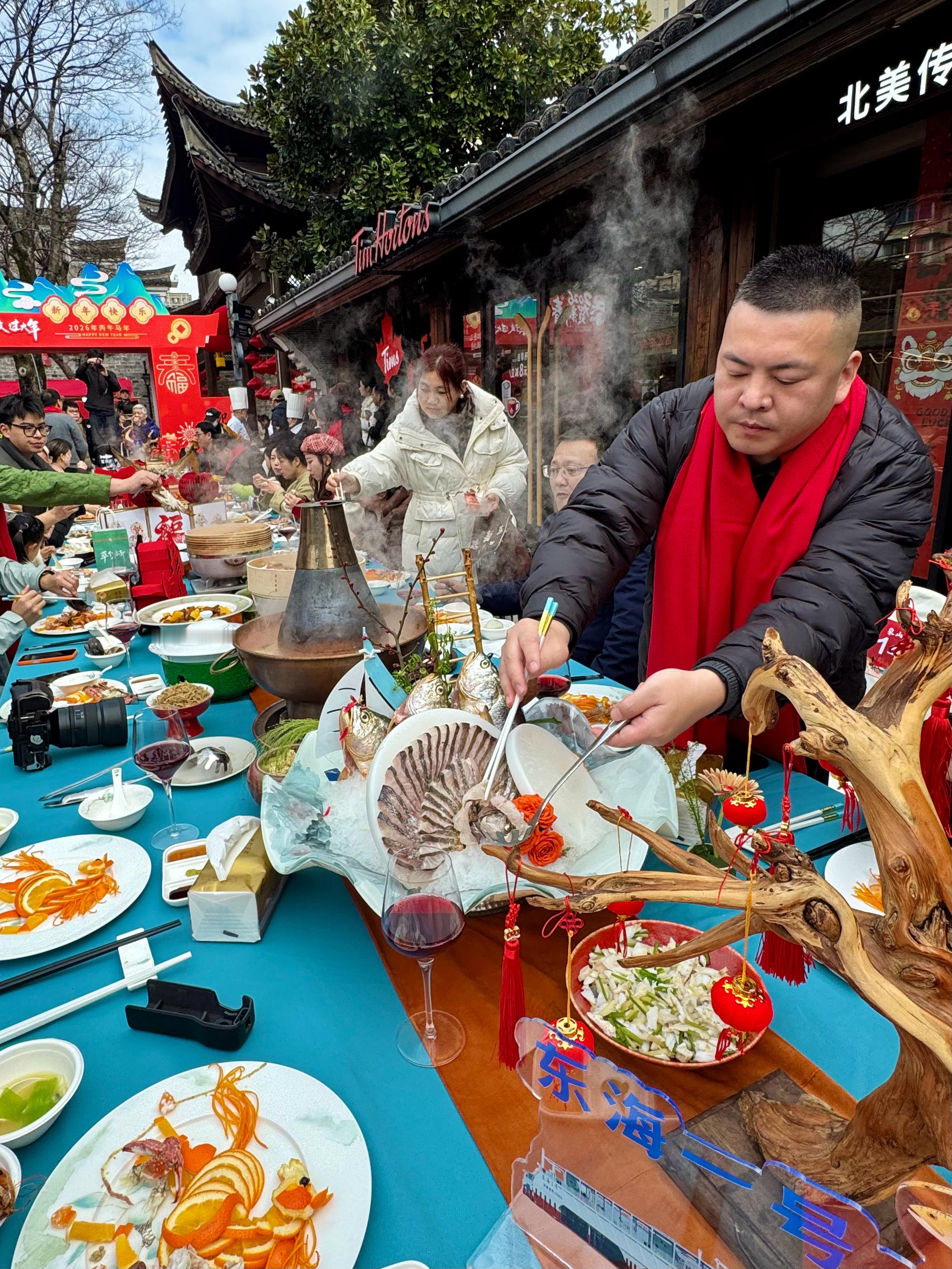 宁波南塘老街长桌宴震撼爽吃卧卧卧…全宁波都在南塘老街干饭‼️震撼爽吃2.10，