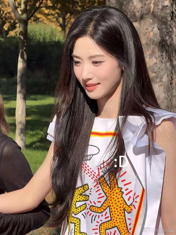 卢昱晓lv生图这状态是真实存在的吗？生图和精修差距不大，说明底子是真的好，不是