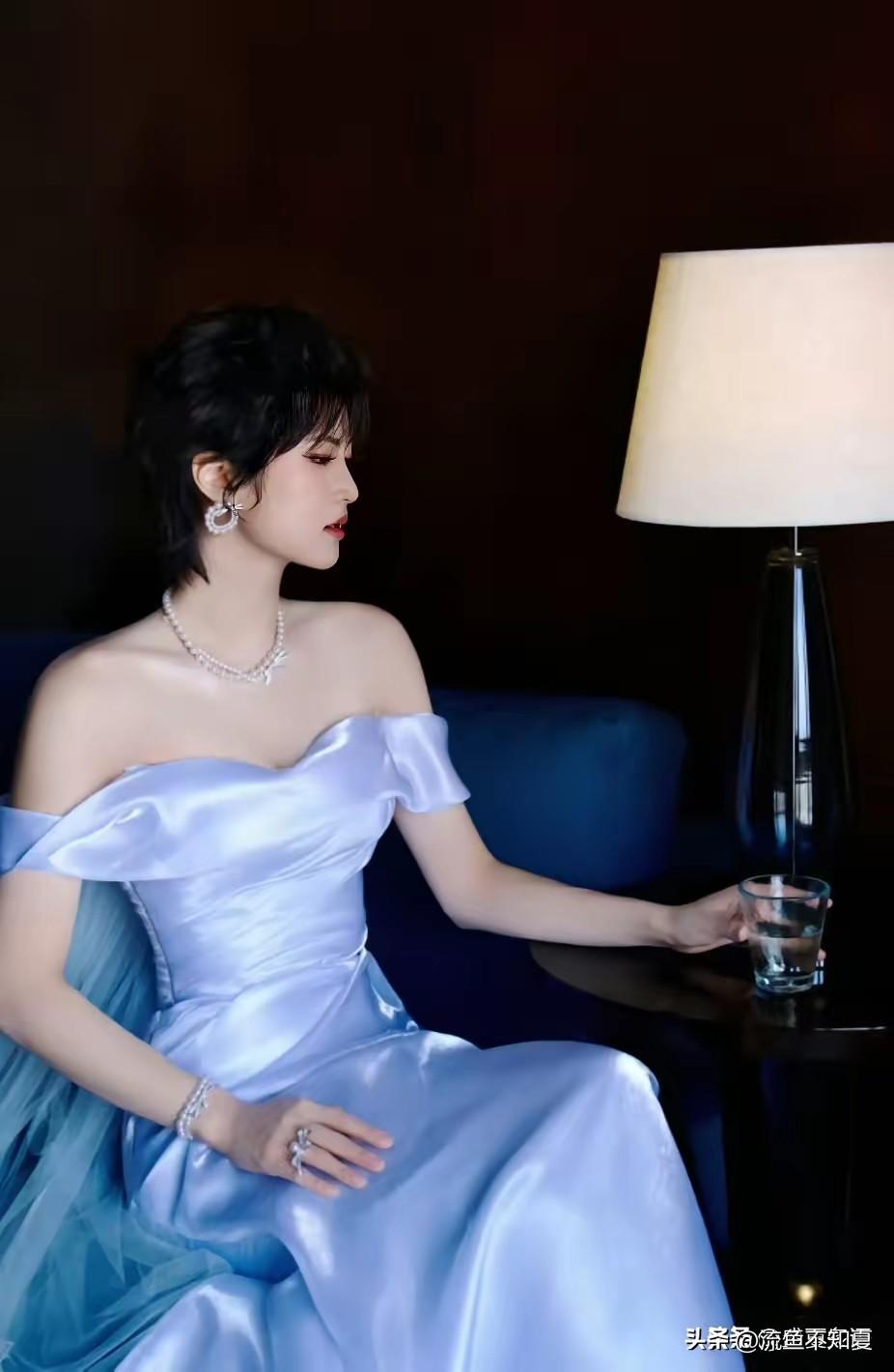 姚安娜这一身真是绝了!银白色的抹胸拖尾长裙，配上利落的短发，颈间的珍珠项链又