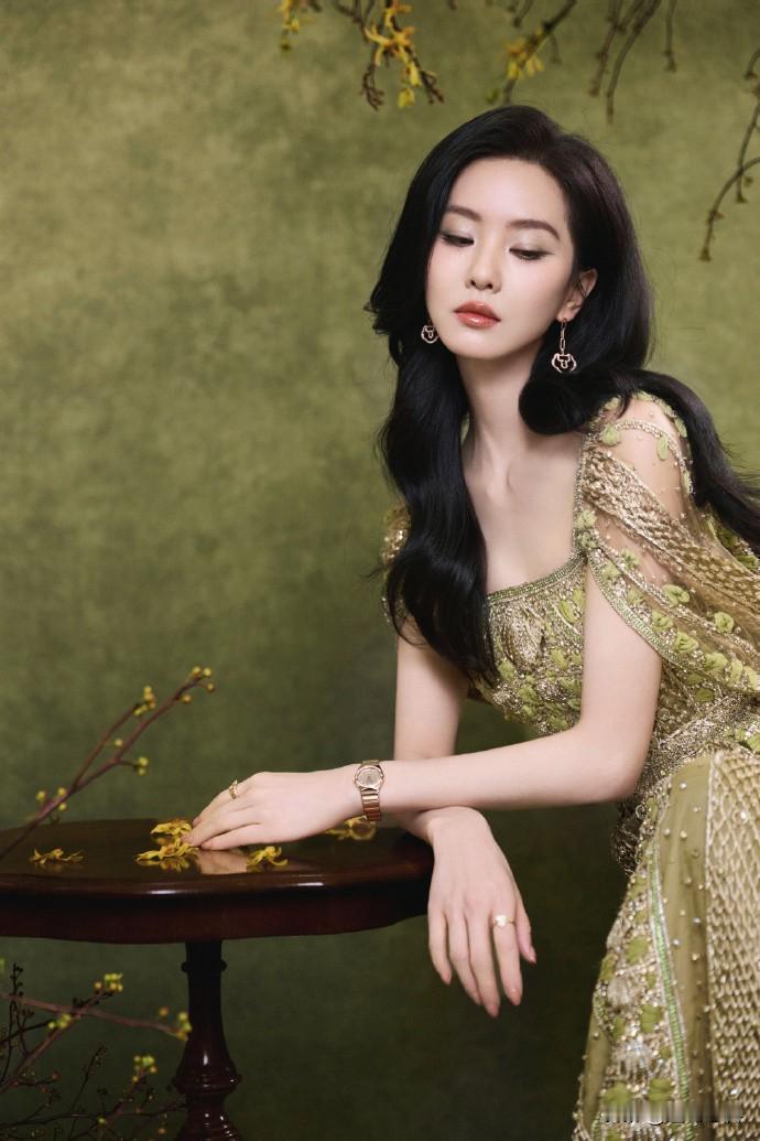 刘诗诗这状态，真就像那诗里写的一样，叶影绰绰，恰似翠竹般清雅。她每次亮相，都带着