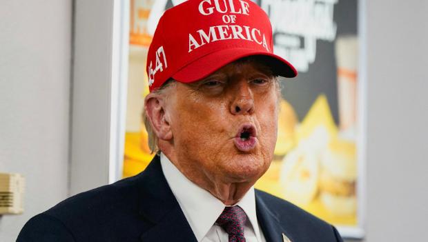 直接硬刚禁令！美国的封锁禁令算个什么，4艘中国油轮即将启航，原来背后有054