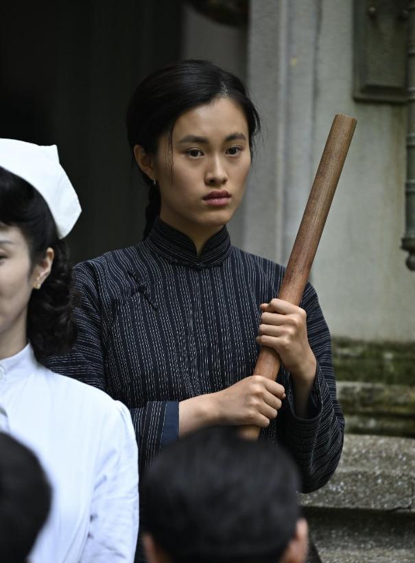 《沉默的荣耀》中，吴公馆的仆人阿兜，导演好几次把特写镜头给到她，这绝非偶然。因为