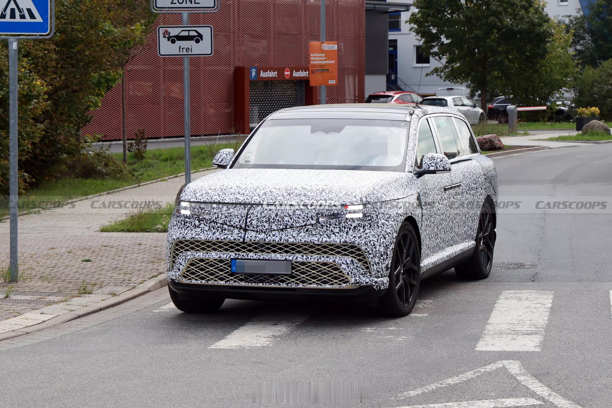 厉害的网友拍到了捷尼赛思GV90的伪装车在路试，对开门还在