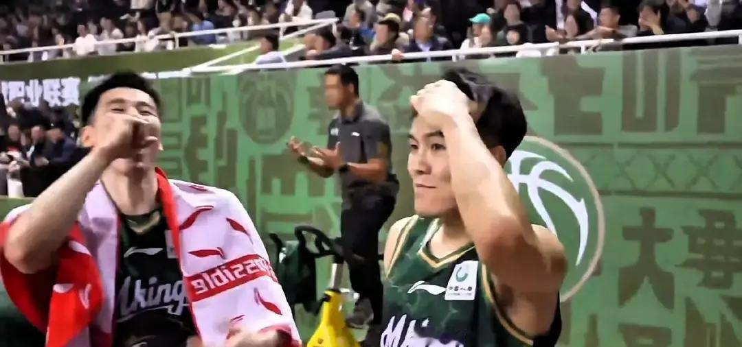 中国男篮最缺的那个答案，昨晚自己砍了28分还送了5个助攻。别再说我们锋线只能蹲