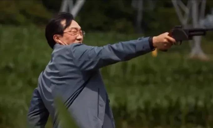 《以法之名》洪亮被熊磊追的连滚带爬，躲在玉米地给郑雅萍打电话。感觉熊磊把剧情理