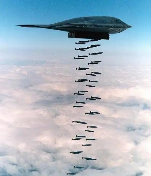 中国能打下B-2吗？美国B-2轰炸机，神不知鬼不觉的打完伊朗，又飞回美国本土。谁