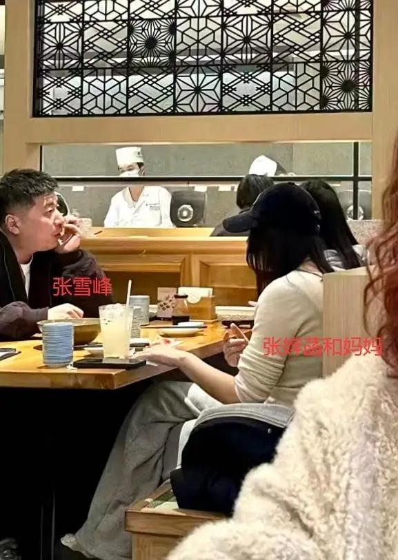 泪目！张雪峰女儿张姩菡时隔几日再度发声，留言内容惹得人直掉眼泪。张姩菡刷到网