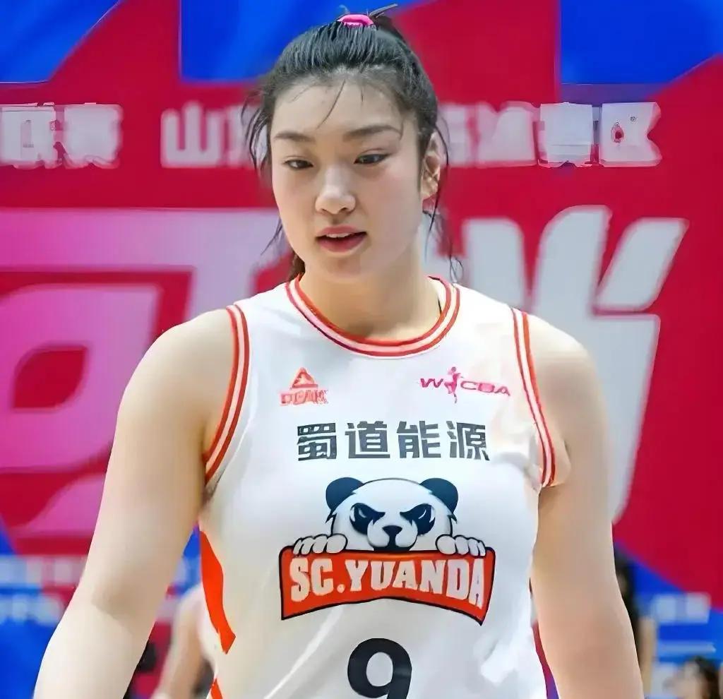 李梦放弃续约，自宣加盟新联赛，年薪过千万，爱人张隆成立新公司。WCBA各支球