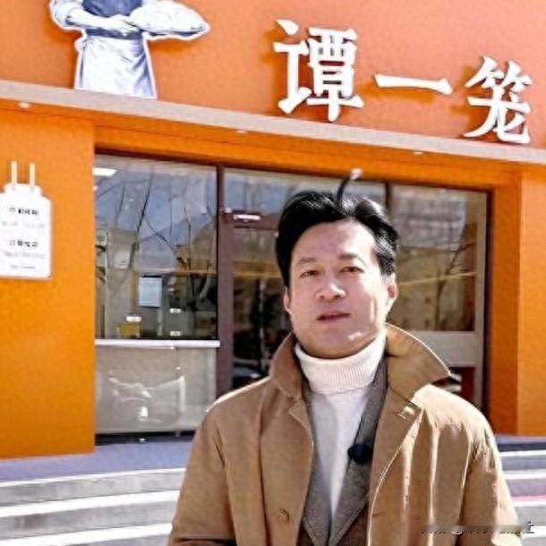 1个大误会！54岁谭凯卖包子≠事业落魄看到谭凯系围裙打理包子铺，不少网友唏