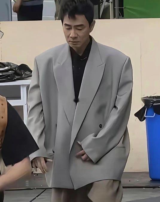想告诉陈小春，80年代就有人这么穿了。