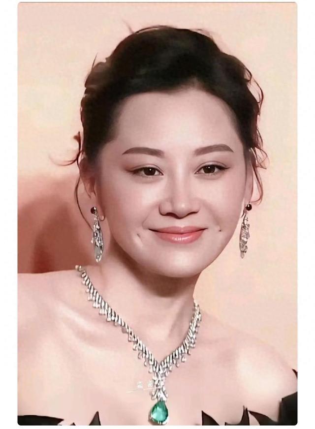 57岁许晴素颜出镜，褪去光环，看见最真实的她最近许晴素颜的画面曝光，褪去明