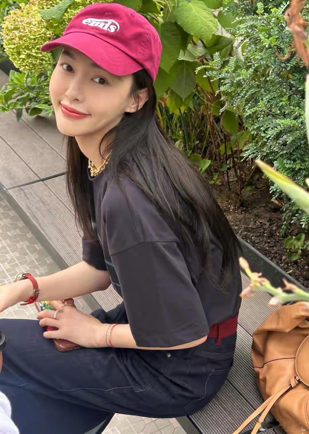41岁唐嫣状态开挂！私服穿搭减龄感拉满，一身T恤牛仔半裙配棒球帽，氛围感十足，恍