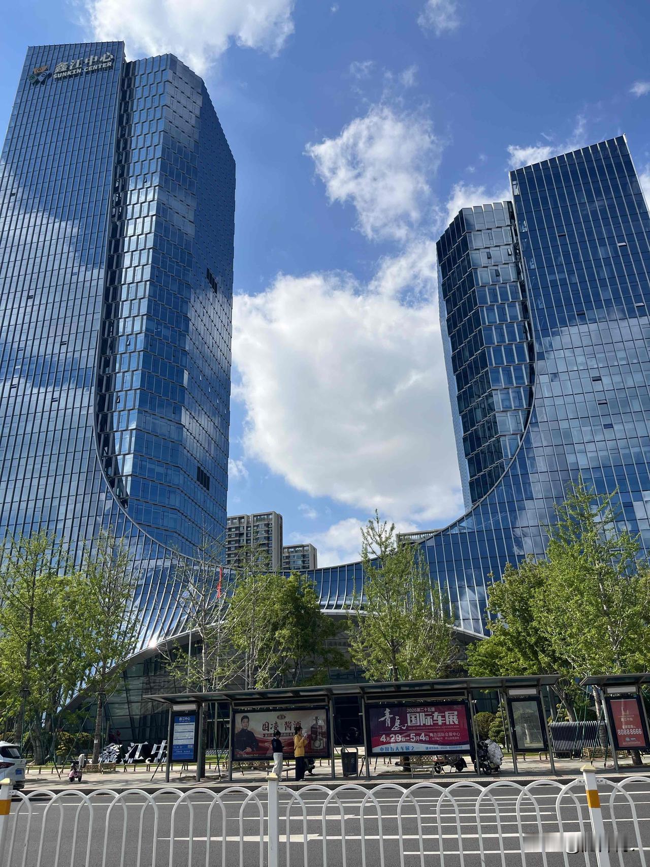 鑫江集团，发迹于城阳夏庄，典型的家族企业。这几年，事事非非、话题很多。今天咱