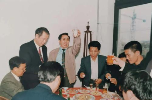 1993年，吉林省长春市驻京办事处成立。图为领导提酒。1993年，吉林省长春