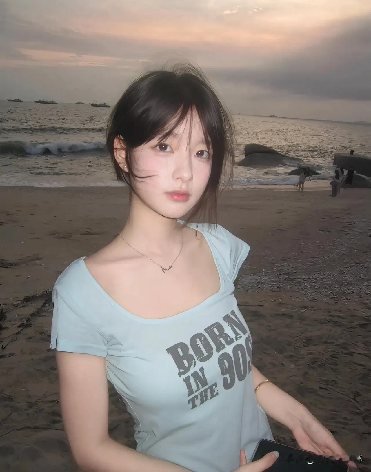 海风掀起裙角，浪花亲吻脚踝少女奔跑在金色沙滩，镜头定格青春肆意模样每一