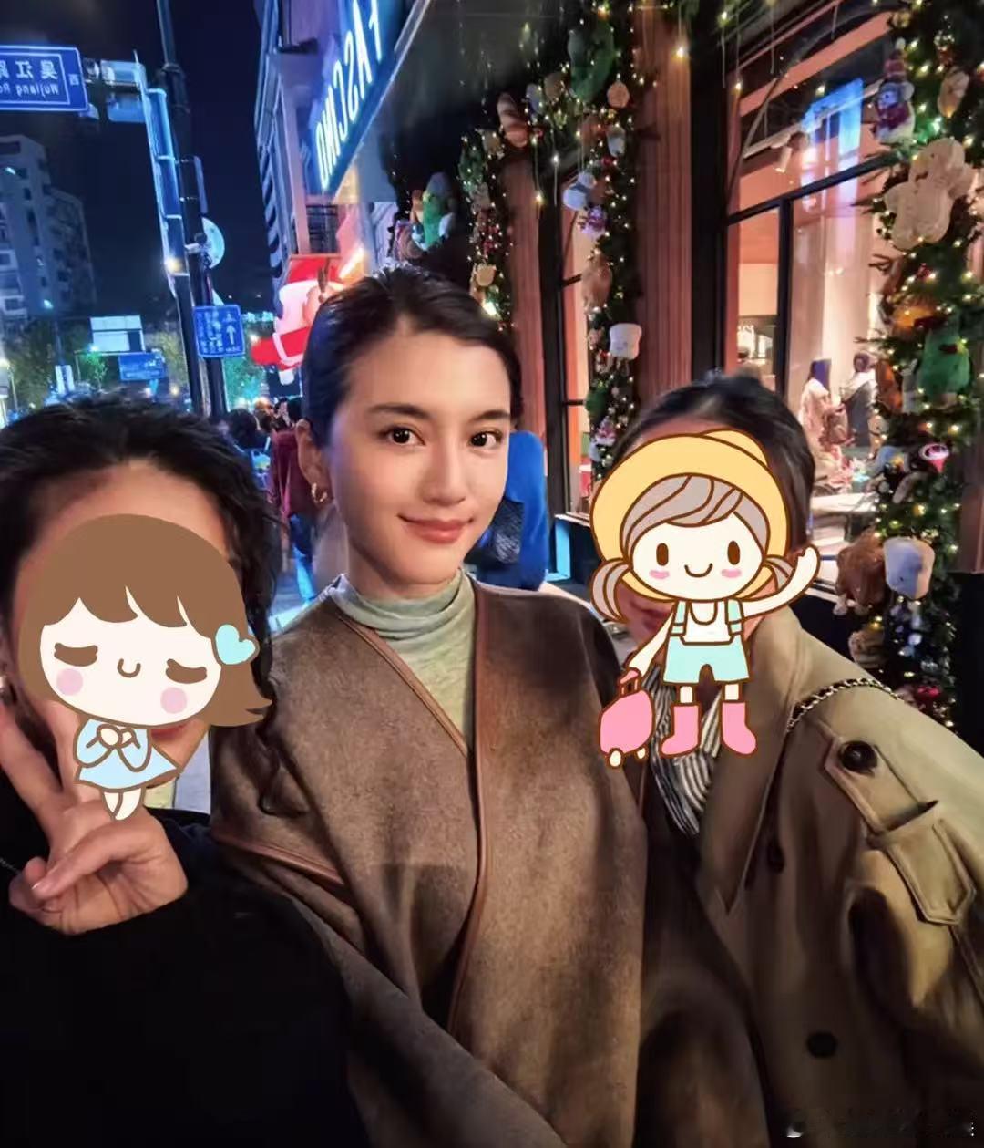 上海张园偶遇吴千语施伯雄夫妇吴千语施伯雄夫妇现身上海张园，高挑的女生看来就是很好