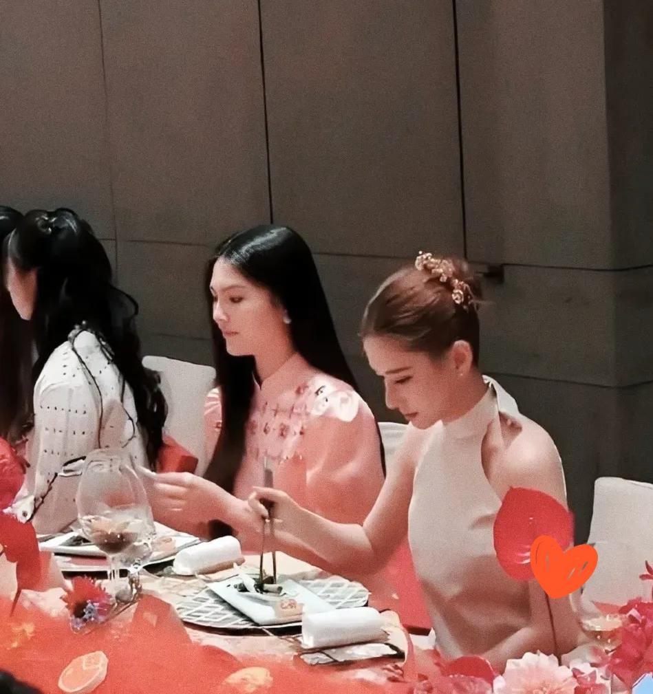 王诗龄掏出黑卡买单时，何超莲只需要在账单上签名。晚宴散场，李湘拉着女儿的手，