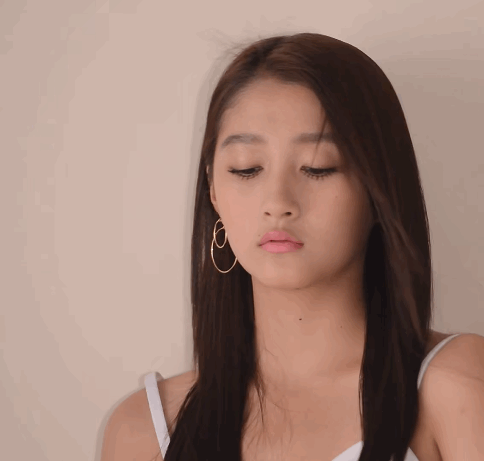 关晓彤早期黑皮风竟然觉得黑皮的关晓彤更美更有明星感了，y2k好适合她啊，如果走亚