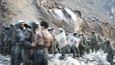 2020年，加勒万河谷冲突，首长命令高个子持盾牌冲前排，后排持长杆器械攻击。结果