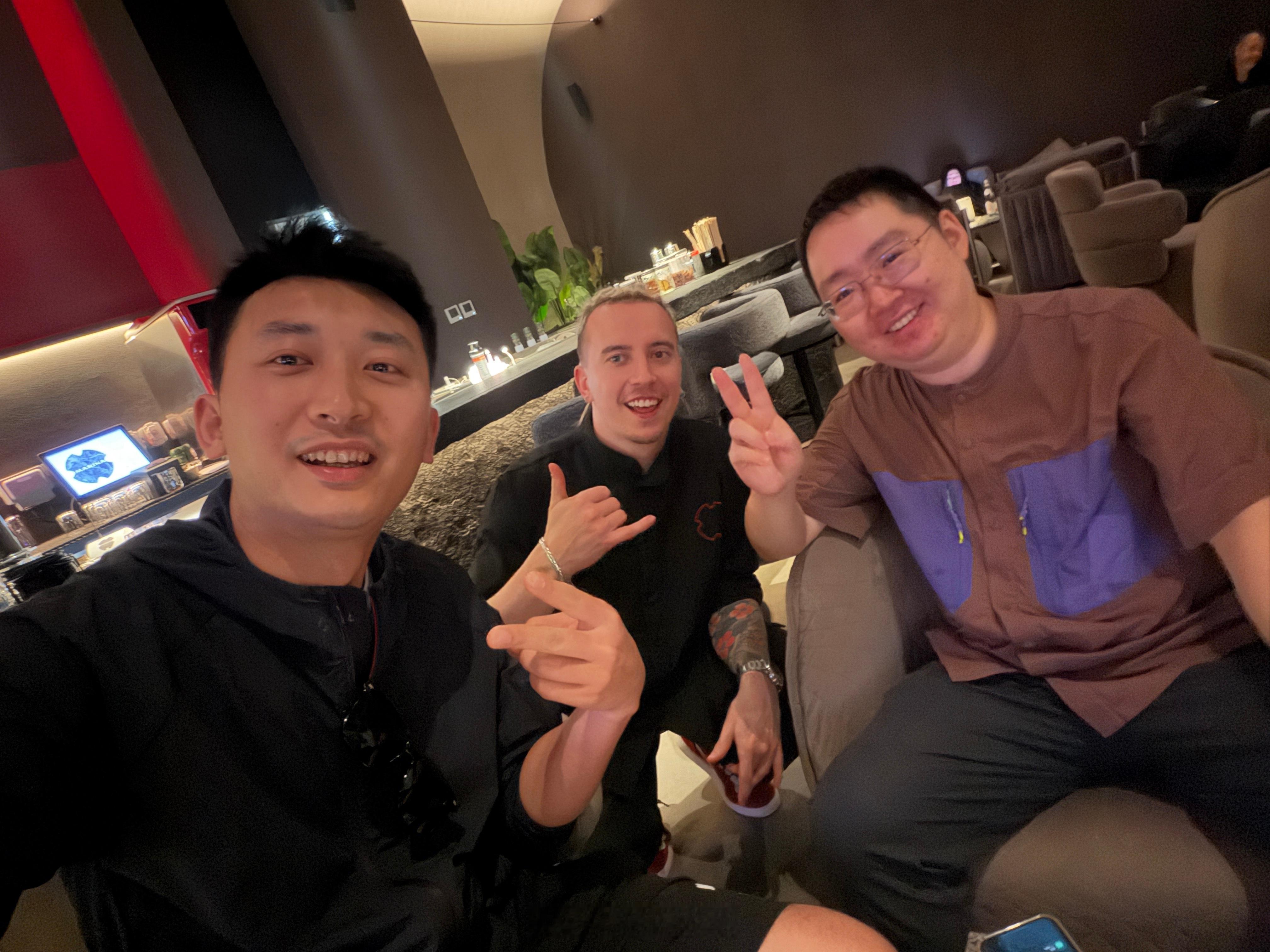 年轻的时候我真不理解“出门靠朋友”总觉得自己能行，得靠自己这次来中东得几个朋友关