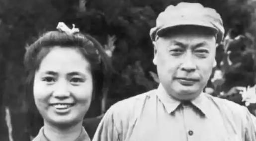 1977年春节，北京一间简朴的房内，三个男子凑钱给自家妹妹操办了一场婚事。新郎叫