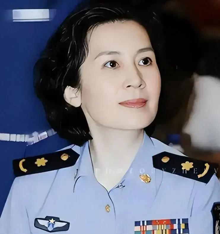 1983年，她25岁嫁人，丈夫讲“你拍那些抱来抱去的镜头，我面子上过不去”。她当