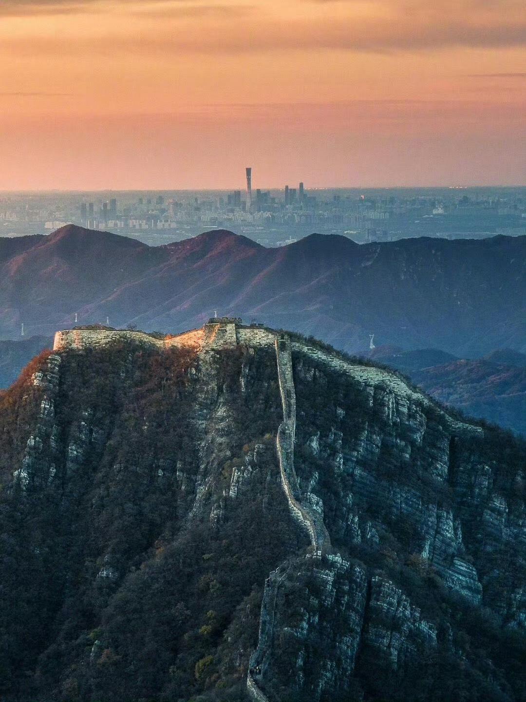 这张图真的非常的帅，不一样，北京的视角！以往北京的各种图片基本上很少会把长城与