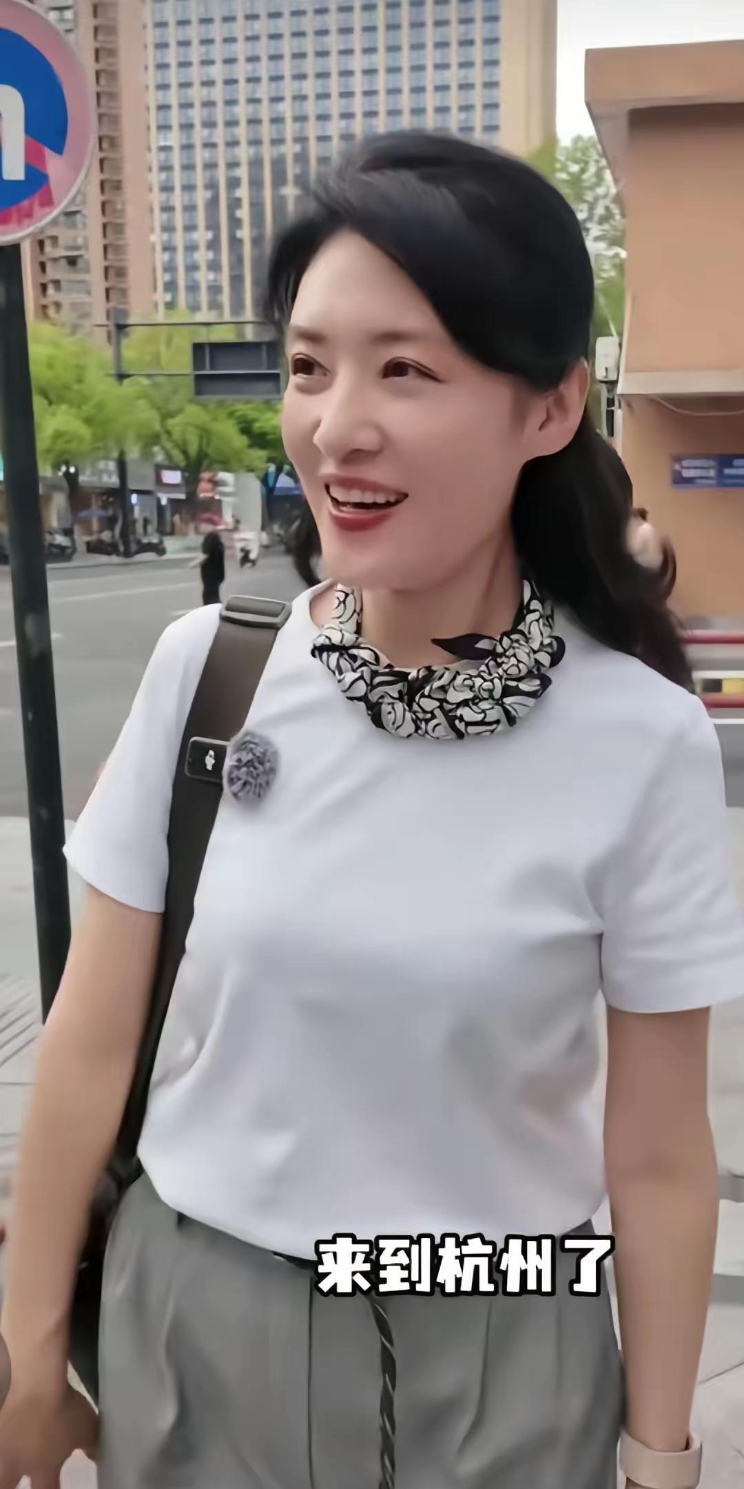 她永远也比不上董卿，有气质，有才华，但是比董卿漂亮，这位中央一姐是谁呢？