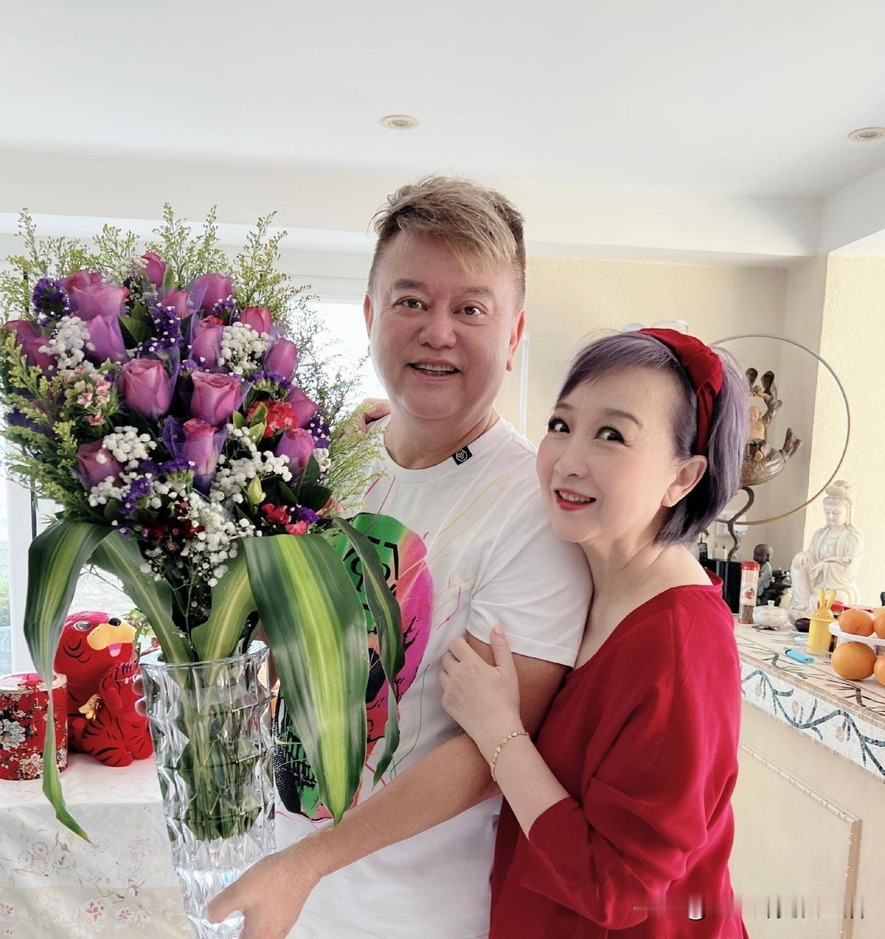 这对明星夫妻拎得清，活的开心。陈百祥黄杏秀，这对有强烈爱国心的香港明星夫妻，1