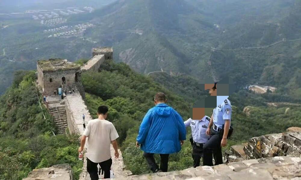 在长城上乱写乱画的男女被拘，真是大快人心啊！就在前天，在司马台长城游览的满某和刘