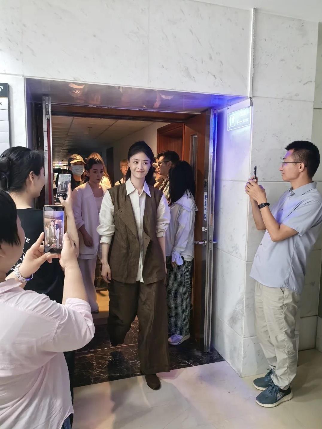 路人镜头中的蒋欣好漂亮呀！这次走气质风，穿了棉麻面料的衬衫马甲，而且都是以大地