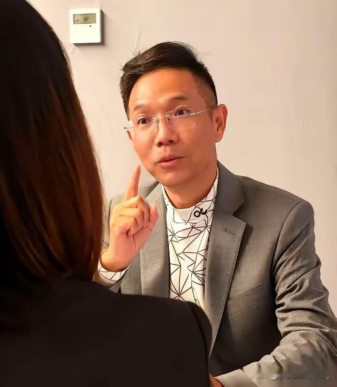 “你爹，是不是你叔？”在庭审现场，突然响起了一个让所有人都震惊的声音！这句惊天