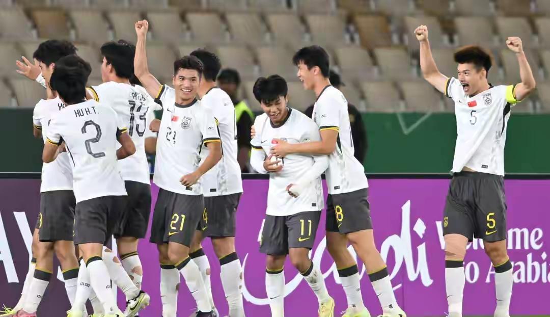 越南球员这个打人动作，至少得禁赛3-5场吧……？拜合拉木在从球门里捡到皮球后