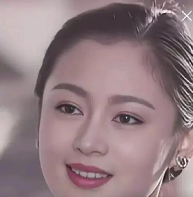 刷到一条老照片投票，陈红和赵明明19岁同框被拉出来比美，一个温婉一个明艳，评论区