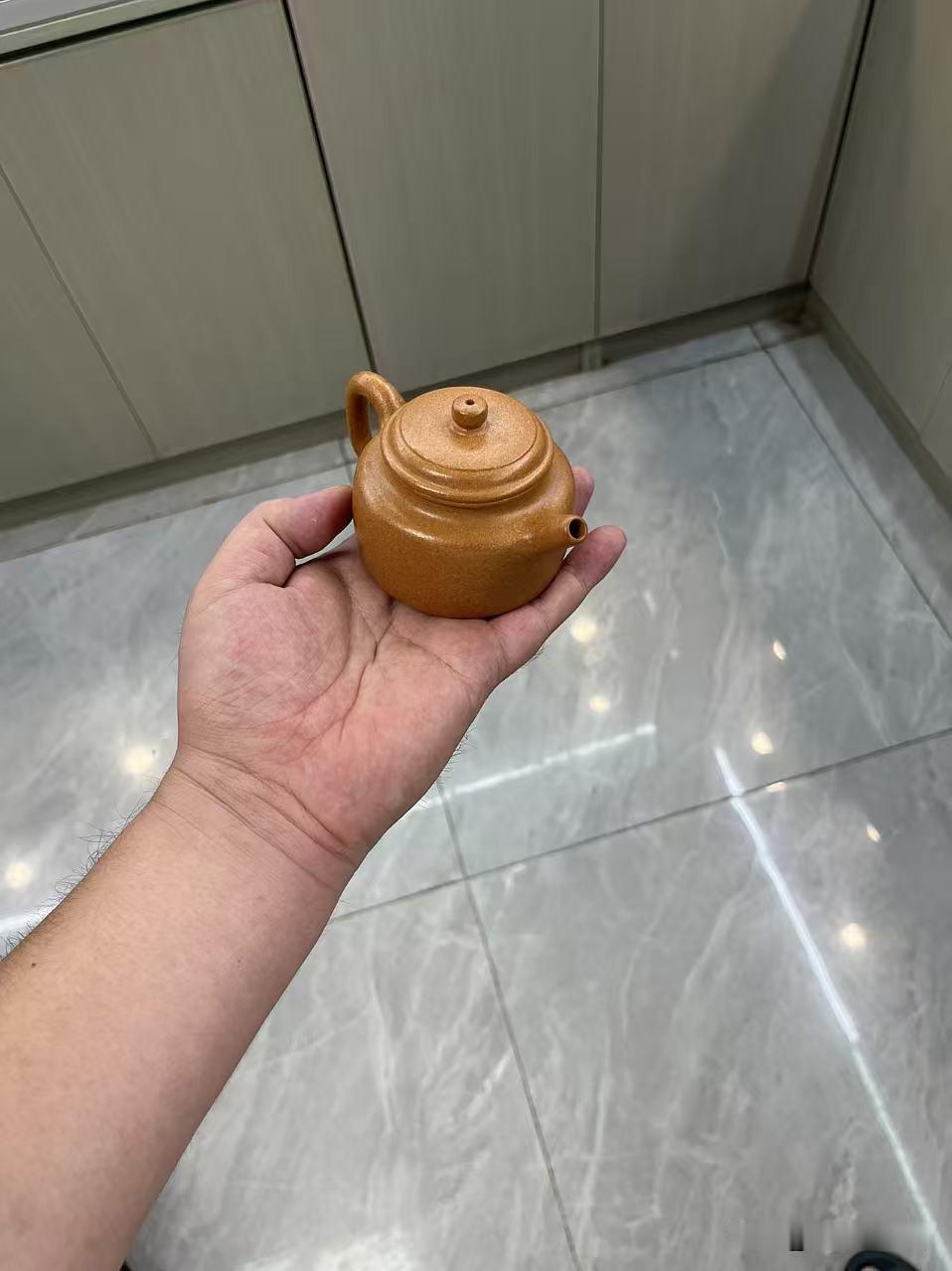 壶中君子，德钟无双德钟壶，紫砂光素器里的“正装”。它不靠刻绘抢戏，全靠线条立