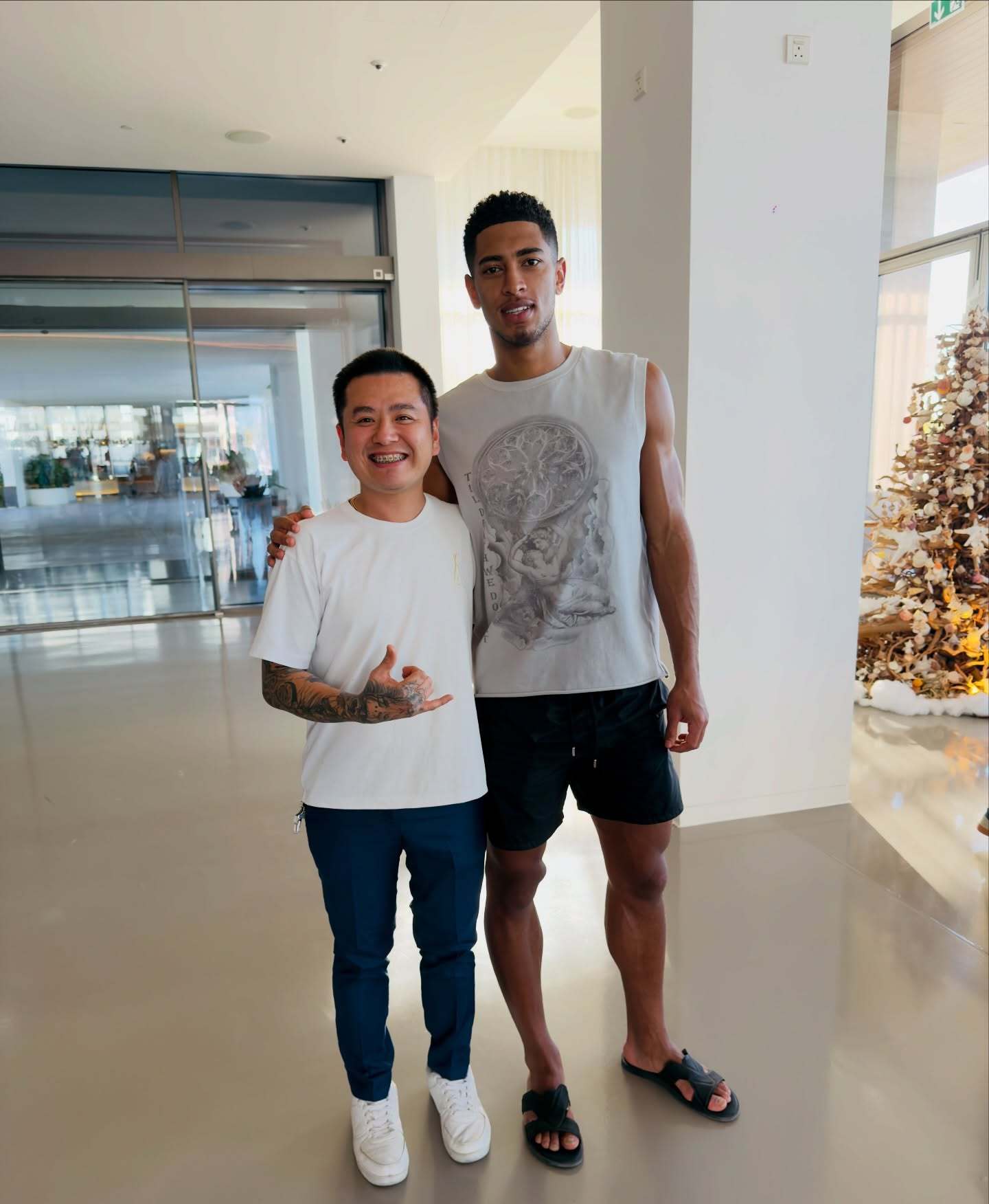 昨天眼睛不贴胶带的样子贝林厄姆