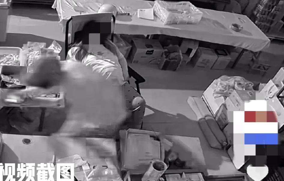 河北夜晚有女子独自守店。女子一人在店内也没有开灯，毕竟自己的店铺一切都是熟悉