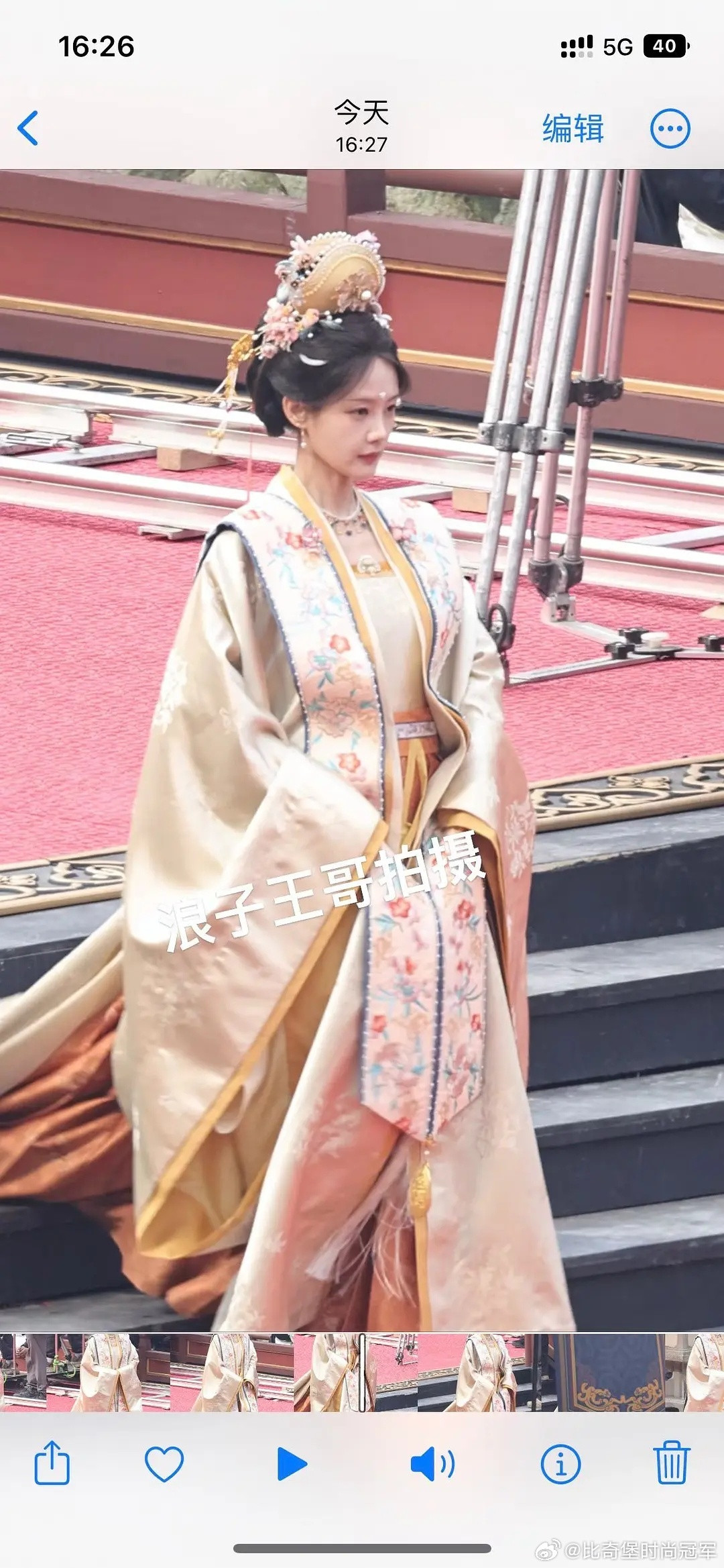 李一桐太瘦了这造型太复杂颜色又有点老气感觉很压人