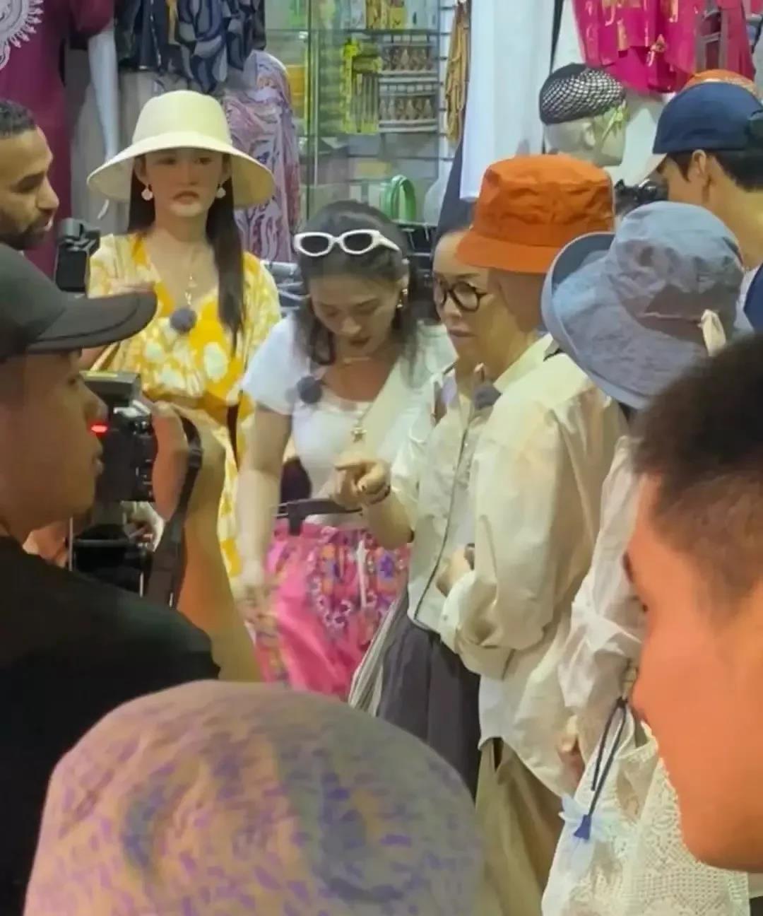 看花少路透，真不怪网友说李沁苦相，也难怪她糊，上了综艺帽子没怎么离过头，打扮也一