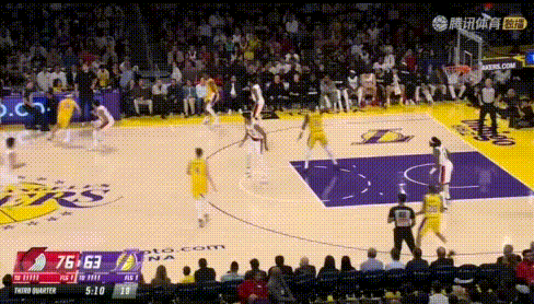 有老大味了——里夫斯摸头训话激励克内克特!图1:里夫斯连续3分后又2+1,克内