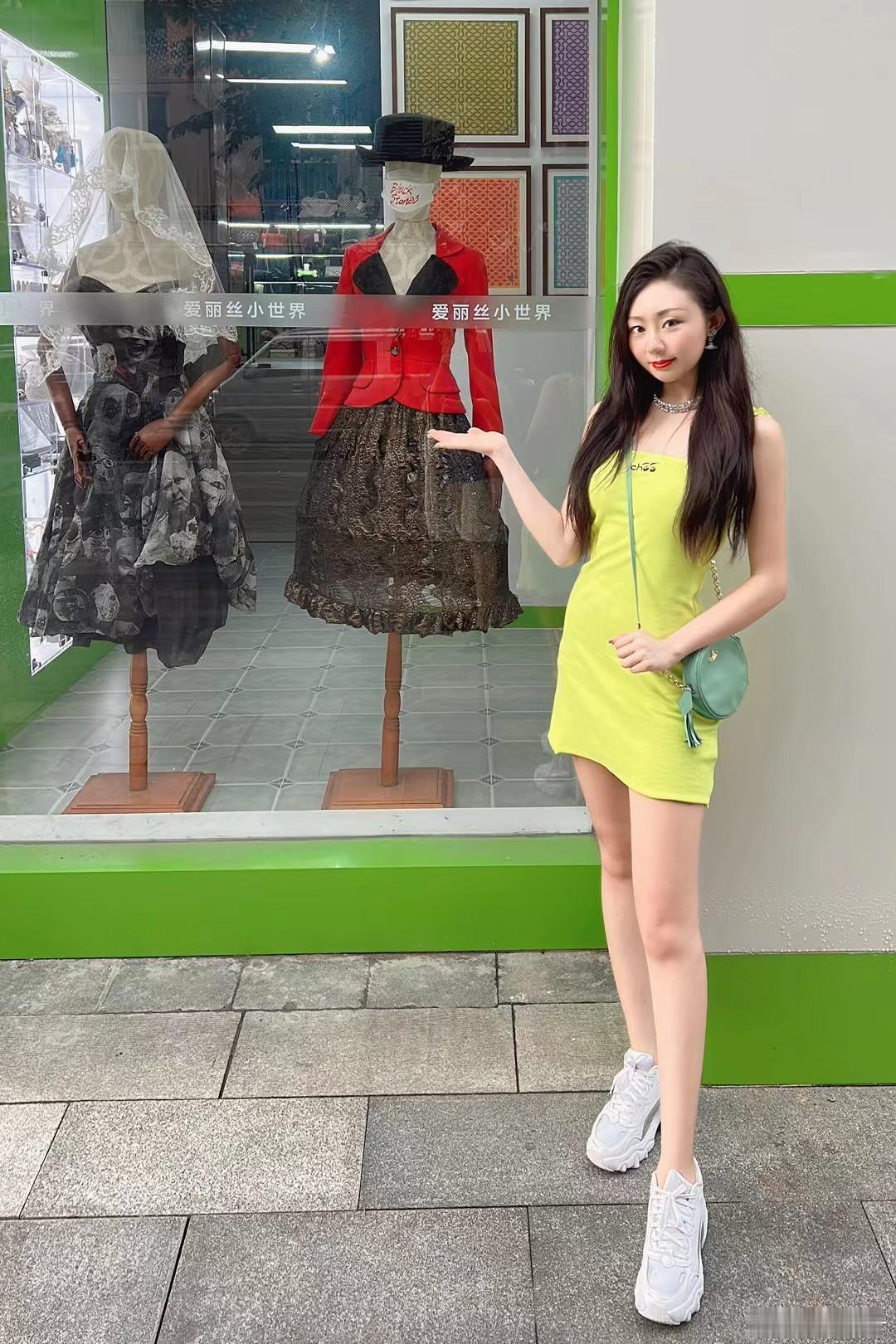 把清凉穿出门夏日citywalk多巴胺穿搭拿捏住✨一身荧光绿吊带短裙清爽又吸睛凉