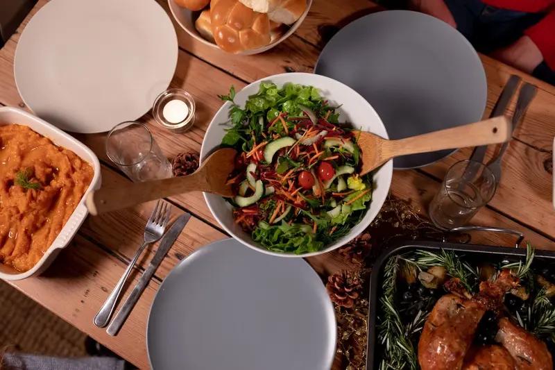 一日三餐中该少吃的当属晚餐早餐是“启动餐”如全麦面包搭鸡蛋牛奶能为一天