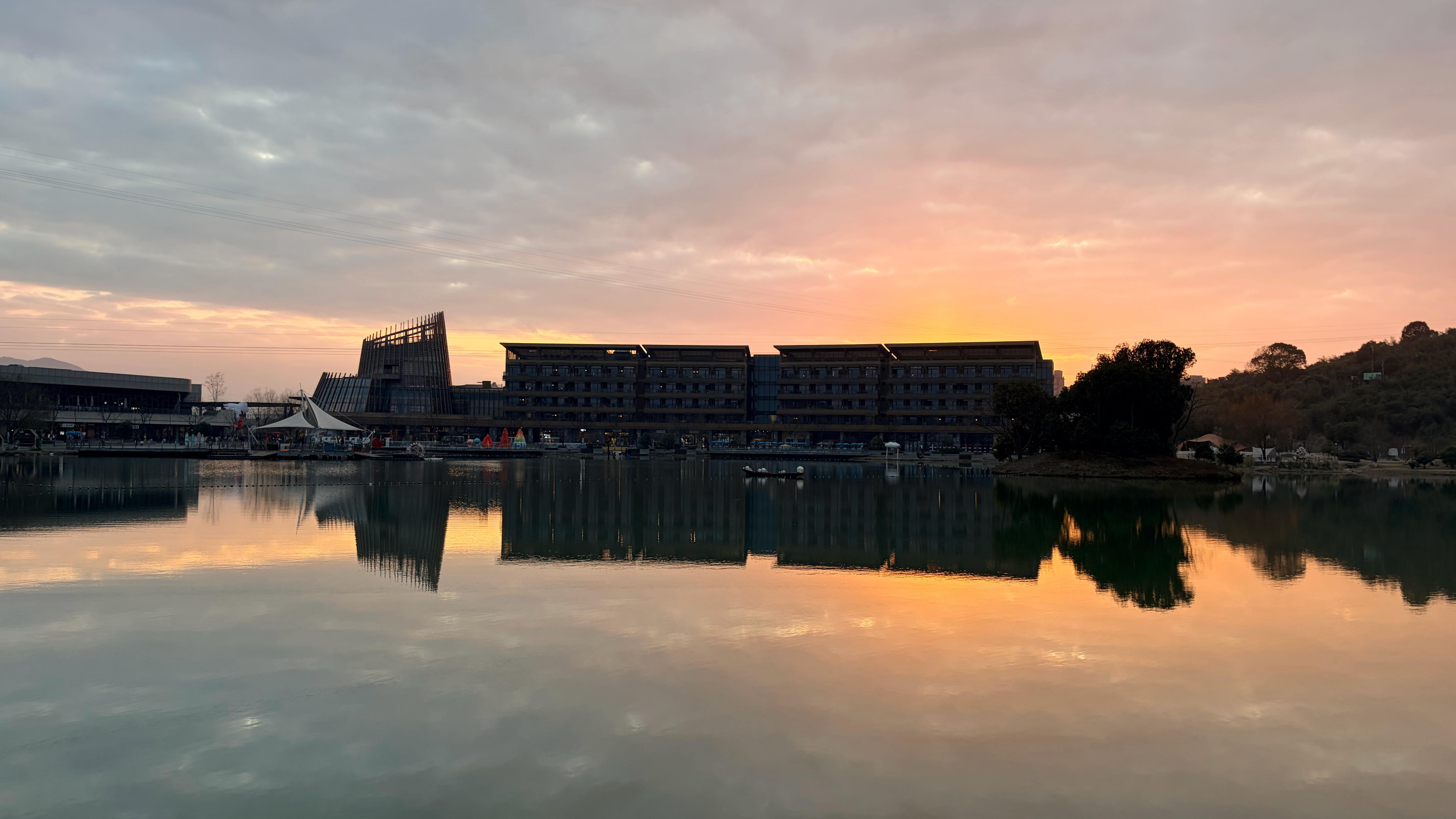 假期模式已开启，躲进竹海深处，听风、吸氧、发呆。大家这个假期都在哪儿？为什么朋