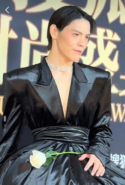 向太沉默了郭碧婷也一声不吭的真是猜不透，向佐居然在搜狐盛典上穿起了十公分的高