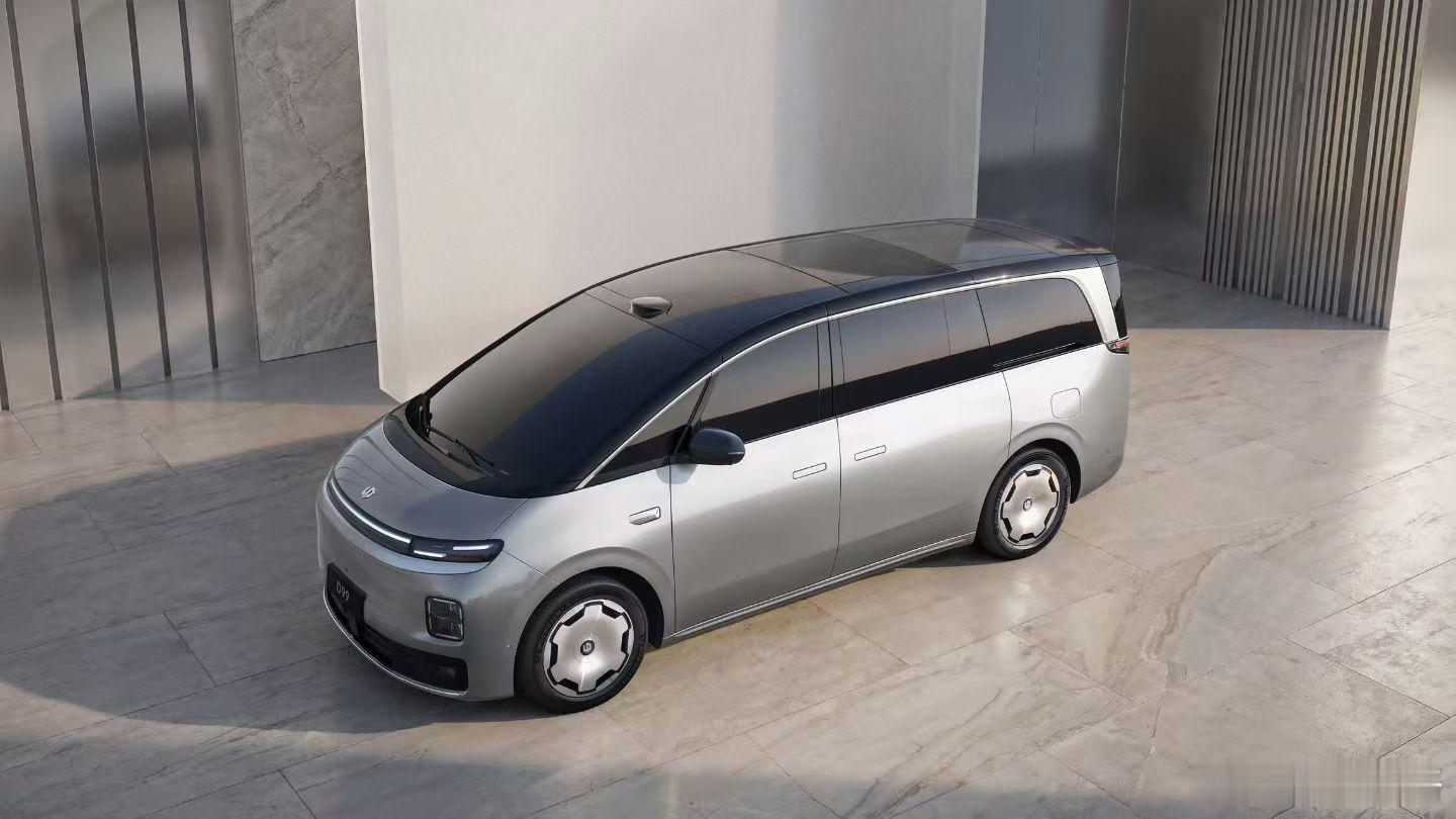 零跑D99的设计有着更强的亲和力，相对哪款车我就不点名了。车头不做得过尖，提高视