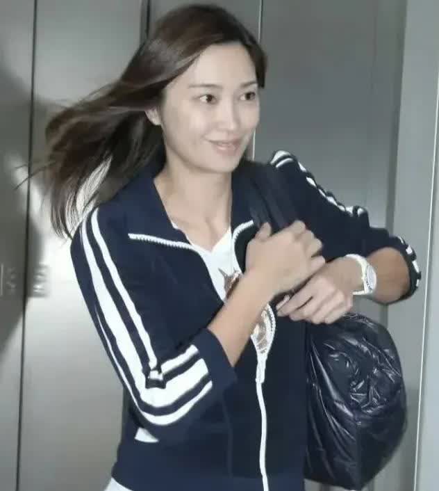 李克勤夫人被誉为是香港第一美人，她是一位出生于空姐家庭的女性，嫁给了巨星李克勤后