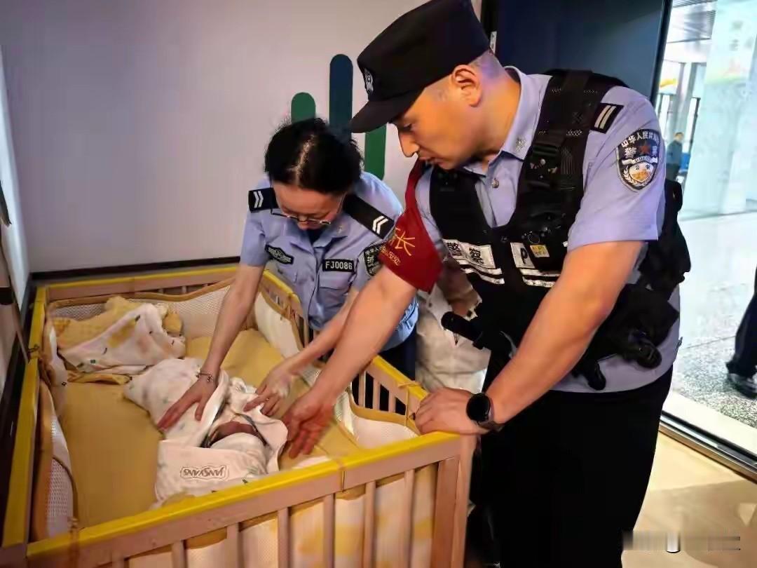 车站突现紧急警情，有人报警称满月宝宝被保姆私自带走，一趟列车牵动两地民警快速行动