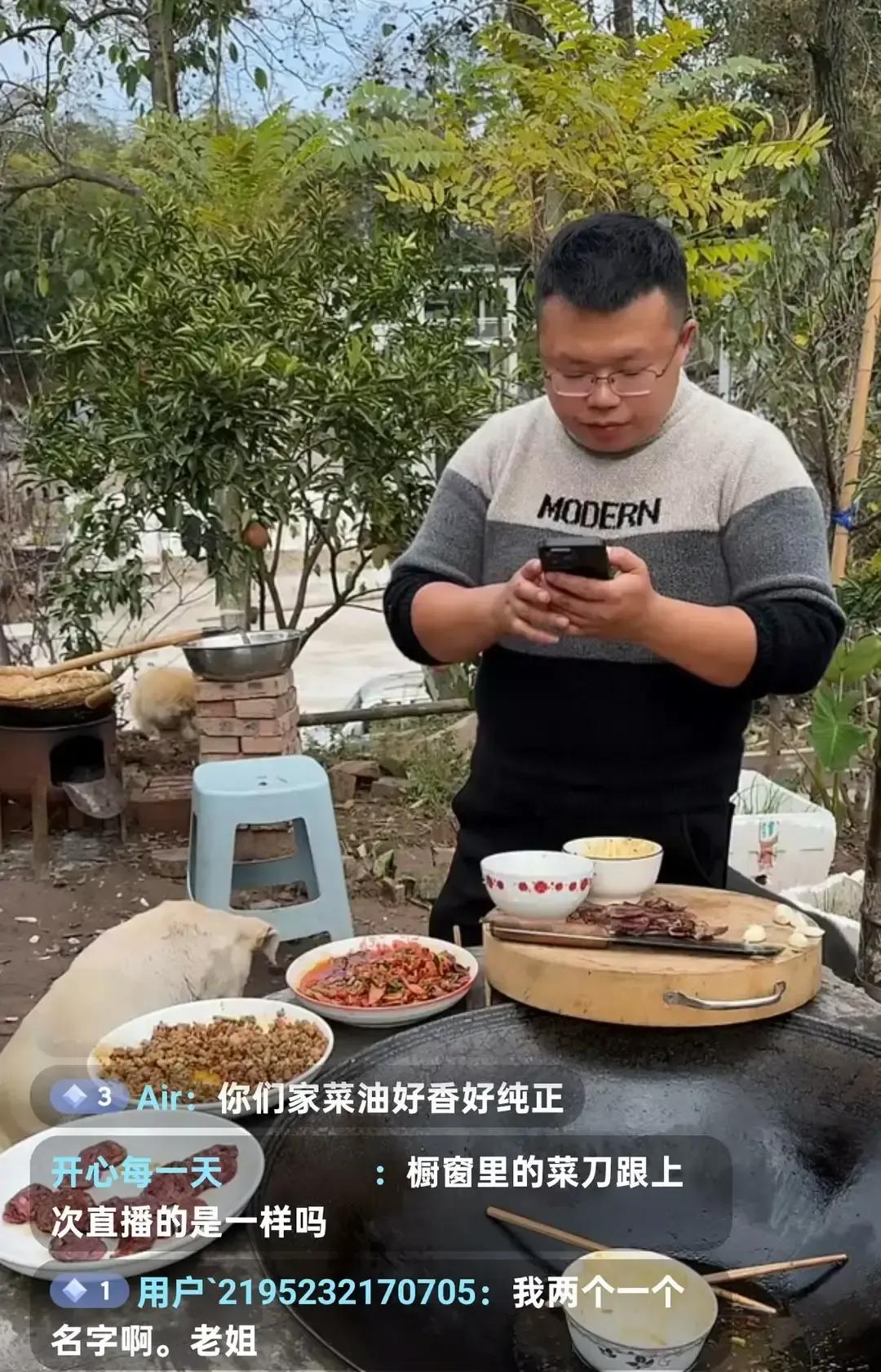 渝乡桃子妈在直播间一句“早关了，她拍视频都忙不过来”把粉丝念了四年的面馆直接判了