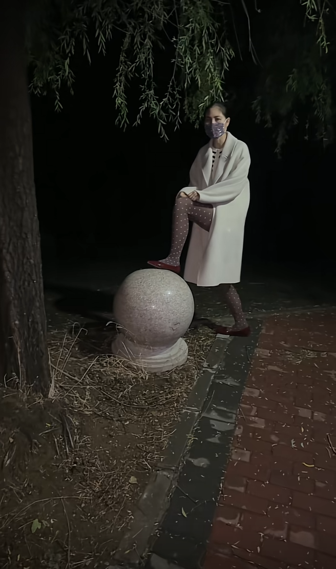 她这口袋里是什么？一闪一闪的？