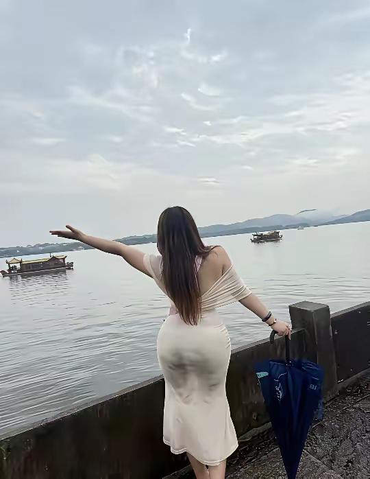 雨天的西湖也太“滑”了！直接给我摔得措手不及～